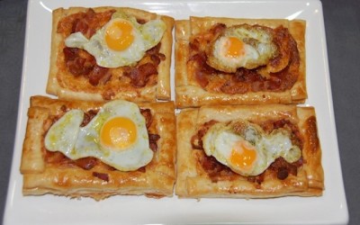 Tart fried eggs with bacon
