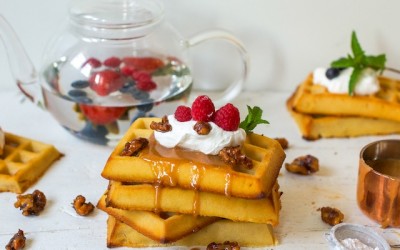 Gaufres de gâteau au fromage avec sauce caramel.