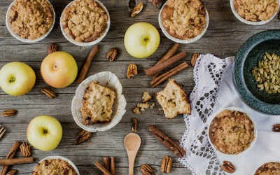 Apple muffins and cardamom. Crunchy nutty