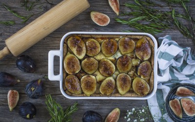 Salty cake of figs with cheese and caramelized onions