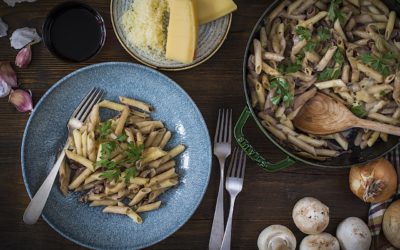 Macaroni with mushrooms and caramelized onions