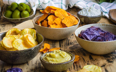 Healthy chips with two sauces. The appetizer that succeed at home