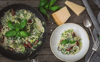 Spaguetis of Zucchini with carbonara vegan. Healthy recipe