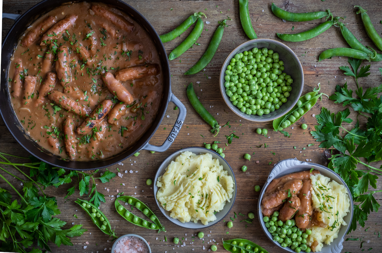 salchichas-en-salsa-de-carne-y-cebolla-bangers-and-mash