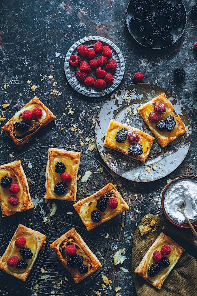 Pate Feuilletee De Confiture De Citron Et De Fromage Avec Des Baies