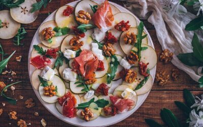 Carpaccio de peras con crujiente de nueces. La ensalada más completa del verano