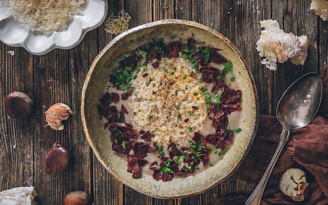 Crema de castañas con crujiente de cecina y queso